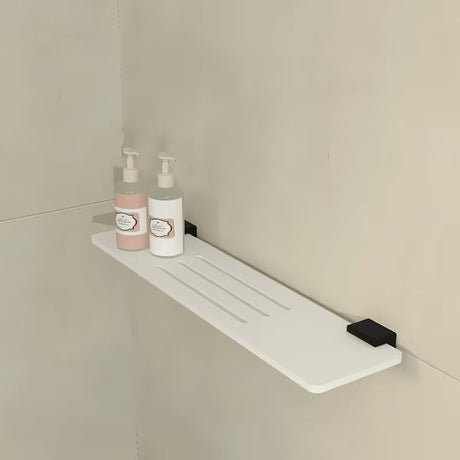 Set kupaonskih dodataka SAT X-way s policom i dva držača u modernom dizajnu.