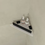 Set kupaonskih dodataka SAT X-Way s kutnom policom, držačima i brisačem za staklo u modernom dizajnu.