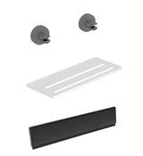 Set kupaonskih dodataka SAT X-Way s policom, držačima i brisačem za staklo u modernom dizajnu.