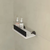 Set kupaonskih dodataka SAT X-Way s policom, držačima i brisačem za staklo u modernom dizajnu.