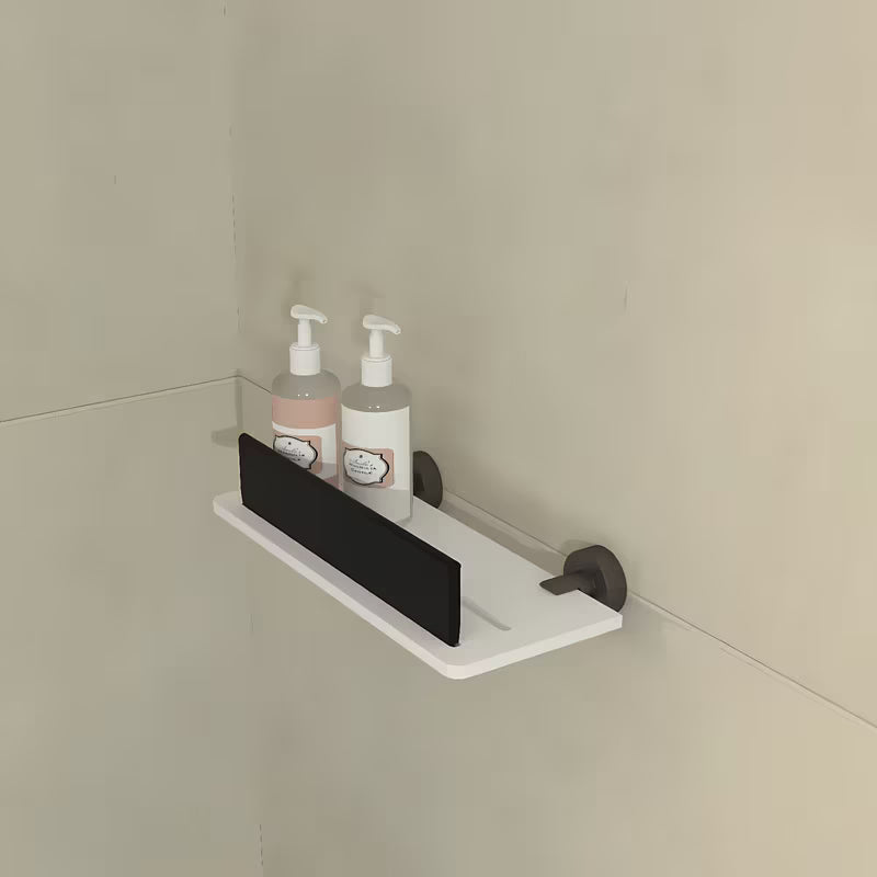 Set kupaonskih dodataka SAT X-Way s policom, držačima i brisačem za staklo u modernom dizajnu.