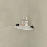 Set kupaonskih dodataka SAT X-Way s policom, držačima i brisačem za staklo u modernom minimalističkom dizajnu.