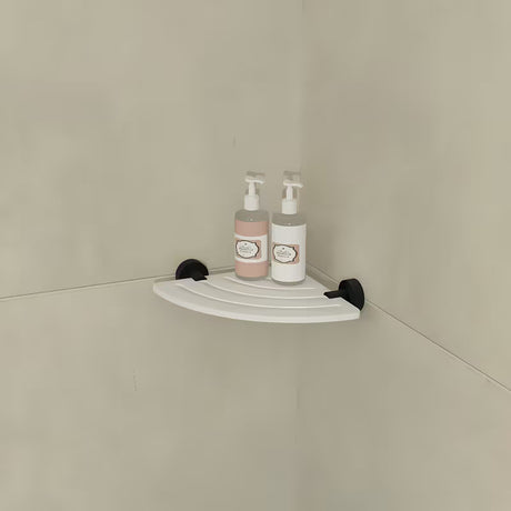 Set kupaonskih dodataka SAT X-Way s policom, držačima i brisačem za staklo u modernom minimalističkom dizajnu.