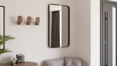 Pravokutno kupaonsko ogledalo SAT 60x80 cm s crnim aluminijskim okvirom, prikladno za okomitu i vodoravnu montažu.