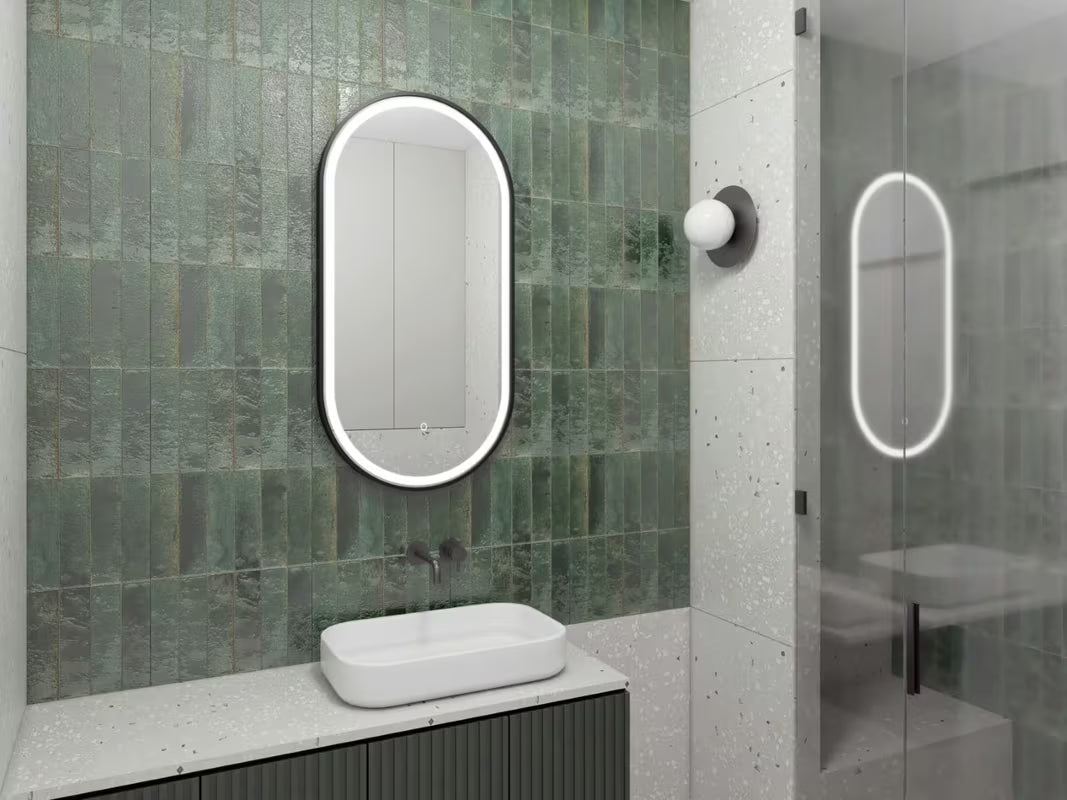 Ovalno kupaonsko ogledalo SAT 40x80 cm u crnom okviru s LED osvjetljenjem i sa senzorskim upravljanjem.