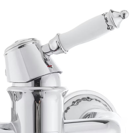 Kromirana jednoručna baterija zidna miješalica za kadu SIKO Provence u retro dizajnu s preklopnikom skrivenim u izljevu.