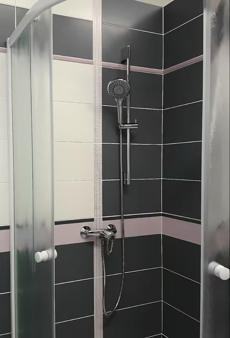 Kromirana ručna tuš slušalica SIKO promjera 115 mm s prebacivanjem između 3 mlaza tipkom.