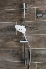 Bijeli ručni tuš SIKO s kromiranim detaljima, promjera 12 cm, s 3 mlaza i tipkom pro za prebacivanje.