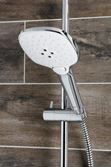 Bijeli ručni tuš SIKO s kromiranim detaljima, promjera 12 cm, s 3 mlaza i tipkom pro za prebacivanje.