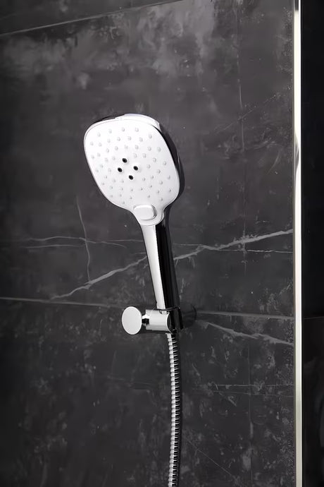 Bijeli ručni tuš SIKO s kromiranim detaljima, promjera 12 cm, s 3 mlaza i tipkom pro za prebacivanje.