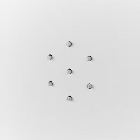 Bijeli tuš panel SIKO Alushower s 4 funkcije, uključujući nadglavni i ručni tuševi, vodopad i masažne mlaznice.