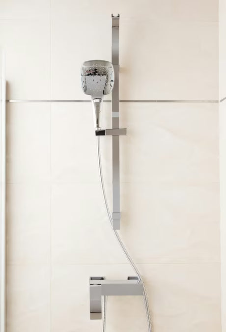 Tuš set SIKO Chrome s ručnim tušem s dvije funkcije i dva držača tuševi.