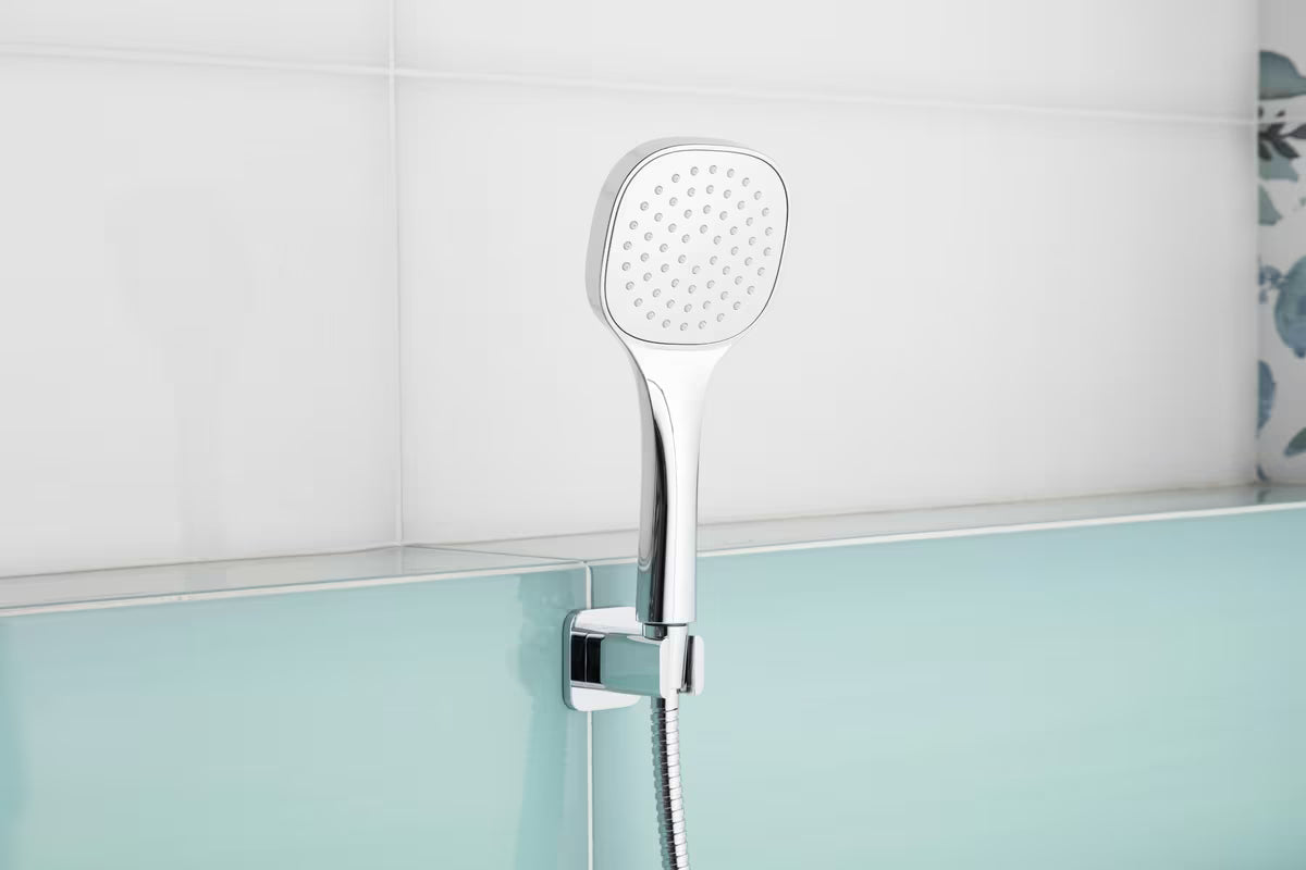 Kromirani set za kadu SIKO s ručnim tušem, mjedenim držačem i metalnim crijevom 150 cm, zaobljenog dizajna.