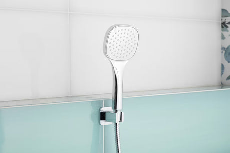 Kromirani set za kadu SIKO s ručnim tušem, mjedenim držačem i metalnim crijevom 150 cm, zaobljenog dizajna.