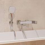 Kromirani set za kadu SIKO s ručnim tušem, mjedenim držačem i metalnim crijevom 150 cm, zaobljenog dizajna.