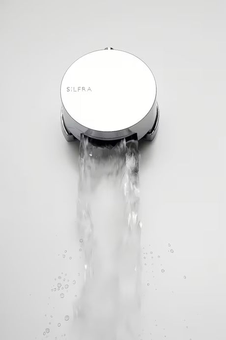 Silfra odljevno preljevna garnitura za kadu s preljevom za punjenje, u krom izvedbi, s upravljačkim kotačićem i čepom.