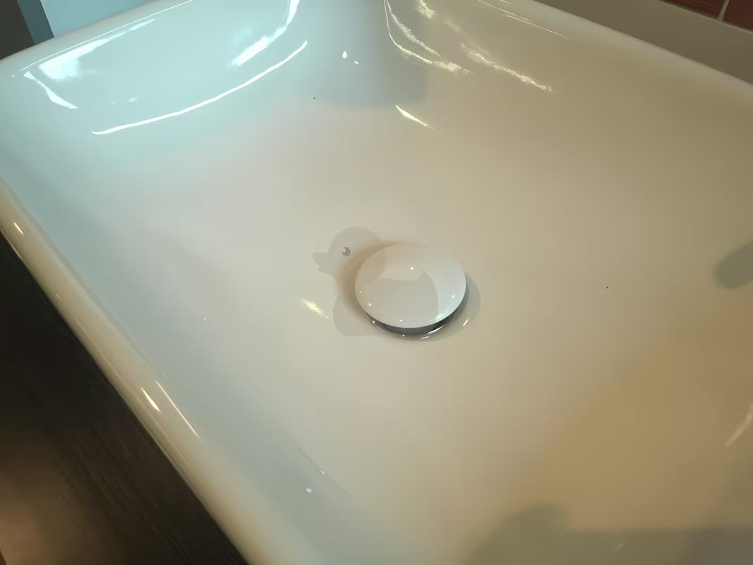 Bijela odvod za umivaonik bez preljeva sa stalnim protokom i okruglom keramičkom kapom