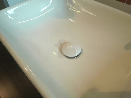 Bijela odvod za umivaonik bez preljeva sa stalnim protokom i okruglom keramičkom kapom