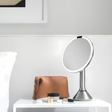 Kozmetičko ogledalo Simplehuman Dual Touch od brušenog nehrđajućeg čelika s Tru-lux LED osvjetljenjem i povećanjem 5x.