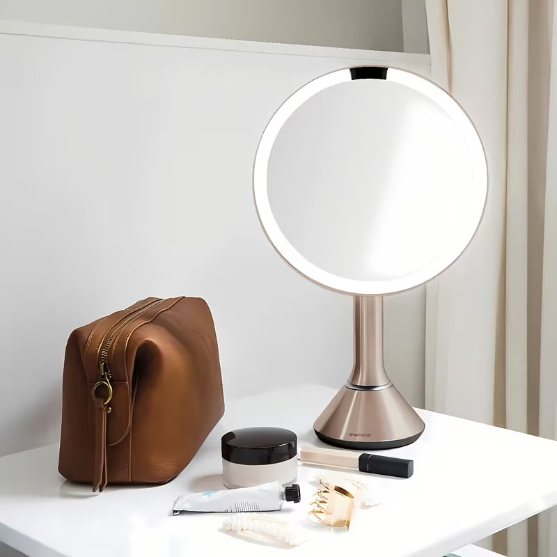 Kozmetičko ogledalo Simplehuman Dual Touch u boji rose gold s Tru-lux LED osvjetljenjem i upravljanjem jačine dodirom.