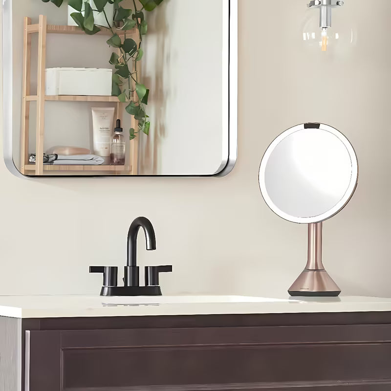 Kozmetičko ogledalo Simplehuman Dual Touch u boji rose gold s Tru-lux LED osvjetljenjem i upravljanjem jačine dodirom.