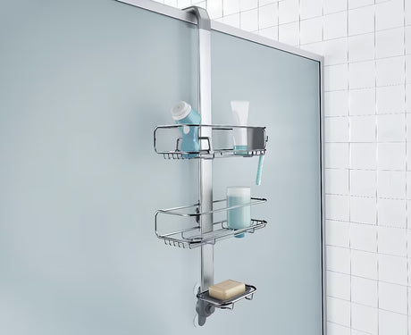 Tuš polica Simplehuman Shower caddy od nehrđajućih materijala s pomičnim policama i vakuumskim čašicama pro za stabilno pričvršćivanje.
