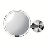 Zidno kozmetičko ogledalo Simplehuman Wall s Tru-lux LED osvjetljenjem u sjajnoj čeličnoj izvedbi.