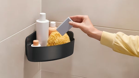 Kutna polica za tuš polica Tesa u mat crnoj boji s montažom bez bušenja pomoću Powerstrips Waterproof.
