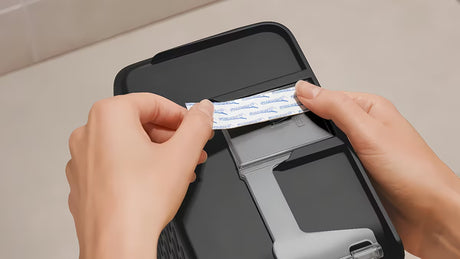 Kutna polica za tuš polica Tesa u mat crnoj boji s montažom bez bušenja pomoću Powerstrips Waterproof.