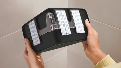 Kutna polica za tuš polica Tesa u mat crnoj boji s montažom bez bušenja pomoću Powerstrips Waterproof.