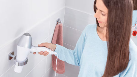 Kromirani zidni držač za sušilo za kosu Tesa Elegaant s Power.Kit montažom bez bušenja