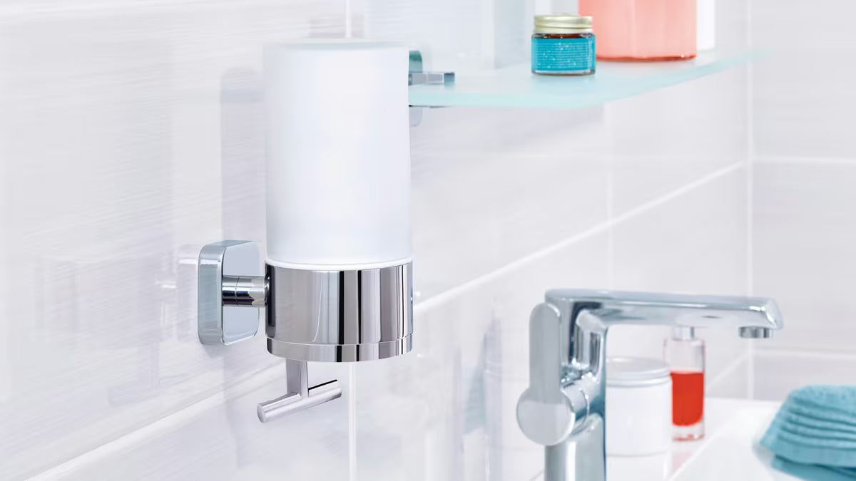 Kromirani zidni dozator sapuna Tesa Elegaant s posudom od mat stakla i upravljanjem jednom rukom.