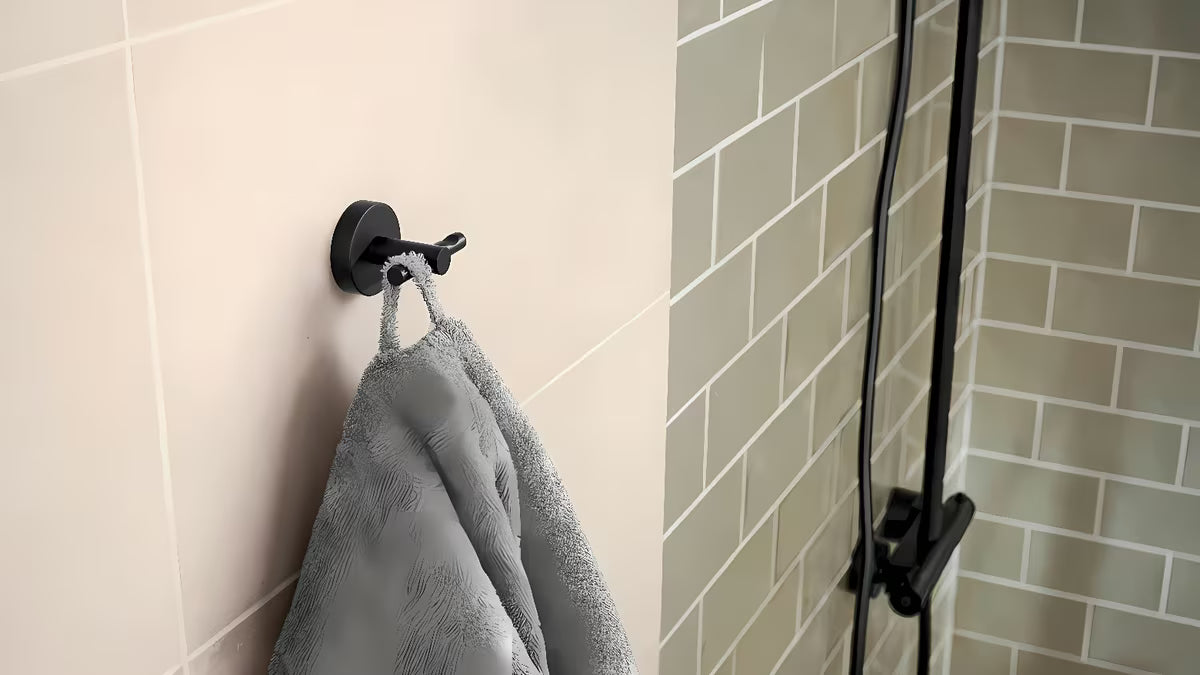 Brončana kukica za ogrtač Tesa s montažom bez bušenja pomoću tehnologije tesa Power.Kit