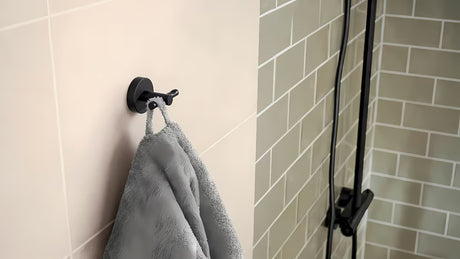 Brončana kukica za ogrtač Tesa s montažom bez bušenja pomoću tehnologije tesa Power.Kit