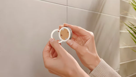 Brončana kukica za ogrtač Tesa s montažom bez bušenja pomoću tehnologije tesa Power.Kit