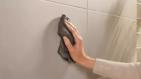 Kukica za ručnik Tesa u brušenoj hard graphite izvedbi s ljepljivom montažom tesa Power.Kit