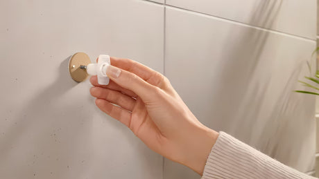 Kukica za ručnik Tesa u brušenoj hard graphite izvedbi s ljepljivom montažom tesa Power.Kit