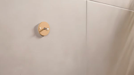 Kukica za ručnik Tesa u brušenoj hard graphite izvedbi s ljepljivom montažom tesa Power.Kit