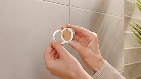 Metalni kukica za ogrtač Tesa u brušenoj izvedbi hard graphite s ljepljenjem bez bušenja