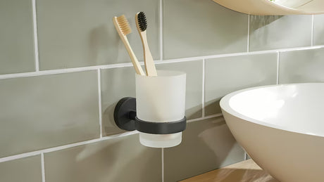 Tesa Moon Black držač čaše za četkice za zube u mat bijeloj boji sa satiniranim staklom