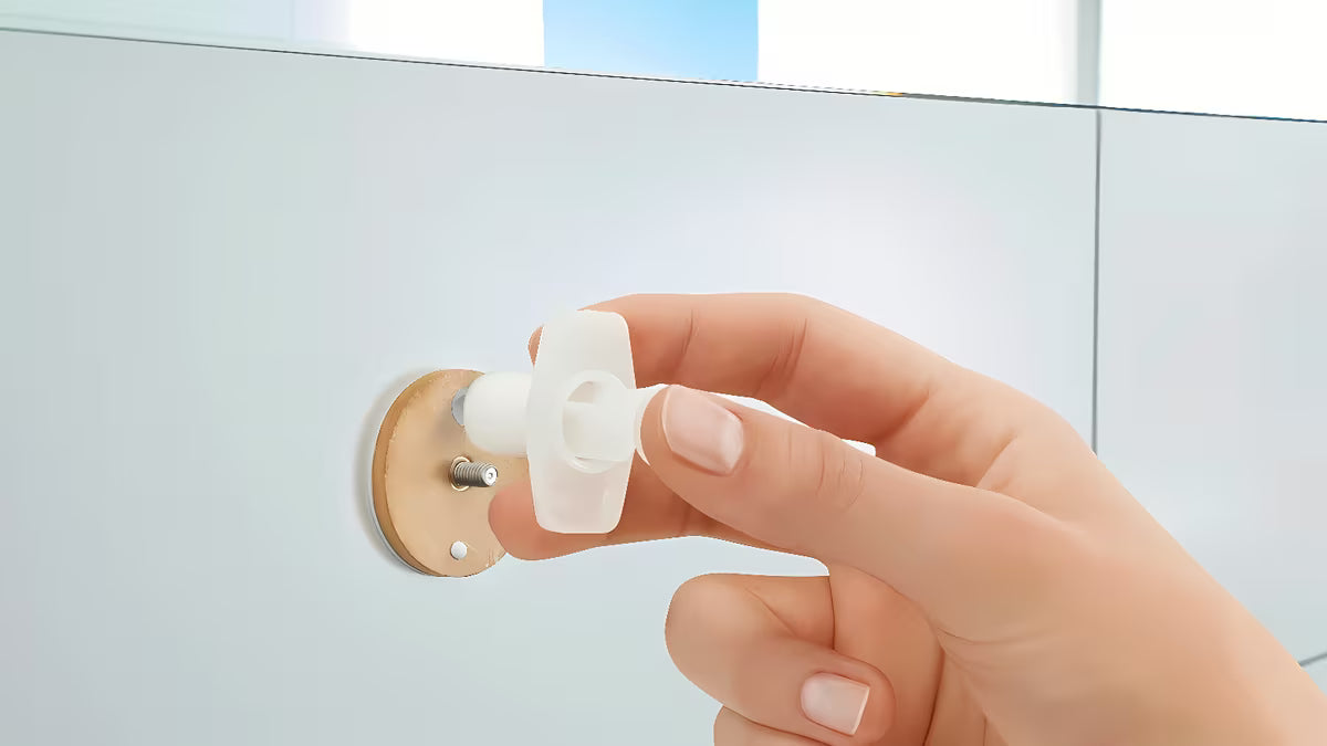 Zidni kukica Tesa Moon od brušenog čelika pro za ručnike i ogrtače, s montažom bez bušenja