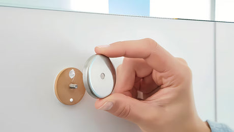 Zidni kukica Tesa Moon od brušenog čelika pro za ručnike i ogrtače, s montažom bez bušenja