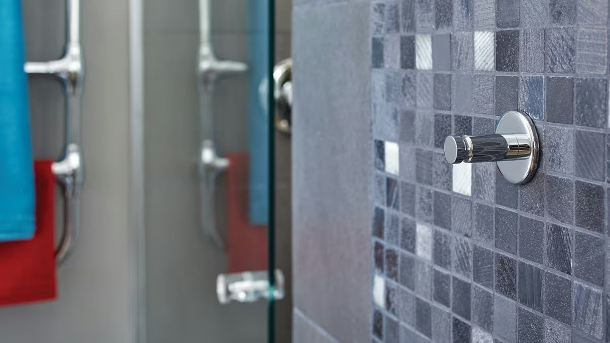 Kromirani kukica Tesa powerbutton pro montaža bez bušenja na glatke površine u kupaonici i kuhinji.