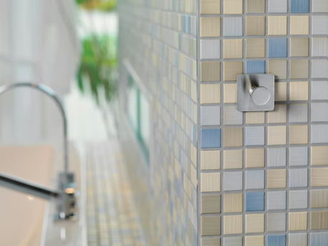 Kukica Tesa powerbutton Classic od brušenog nehrđajućeg čelika pro montaža bez bušenja.