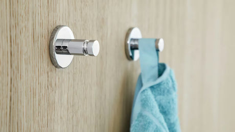 Kromirani samoljepljivi kukica Tesa Smooz bez bušenja za kupaonicu, za ručnik ili ogrtač.