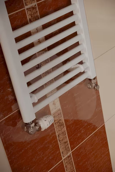 Bijeli kombinirani cijevni radijator Thermal Trend KD 132x45 cm, prikladan za kupaonicu