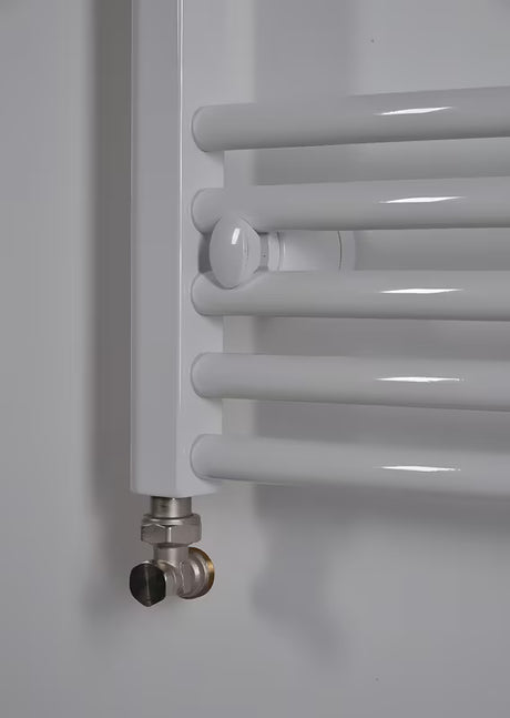 Bijeli kombinirani cijevni radijator Thermal Trend KDO 45x168 cm prikladan za kupaonicu.