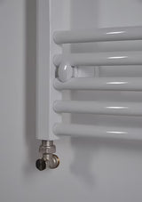 Bijeli kombinirani cijevni radijator Thermal Trend KDO 45x98 cm za kupaonicu.