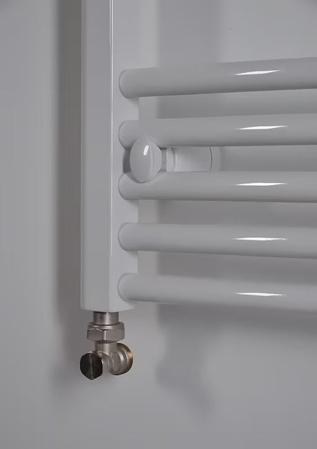 Bijeli kombinirani cijevni radijator Thermal Trend KDO 45x98 cm za kupaonicu.