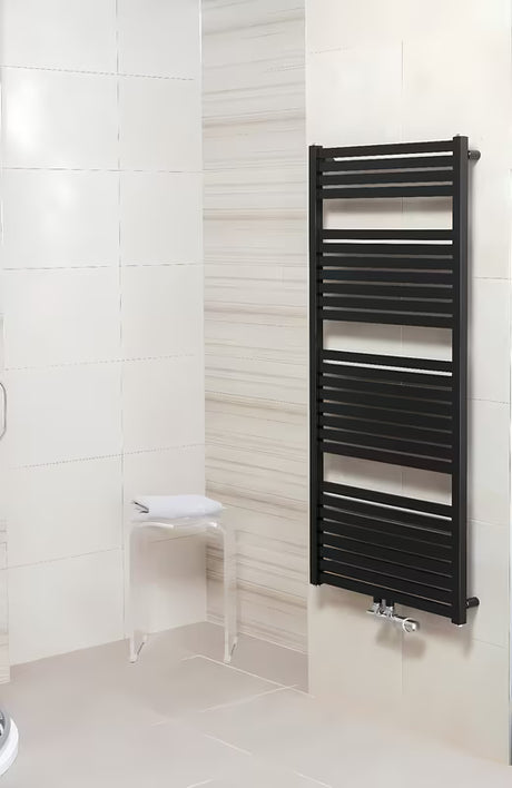 Černý kombinovaný radiátor Thermal Trend KH 133x45 cm vhodný pro teplovodní i kombinované vytápění.